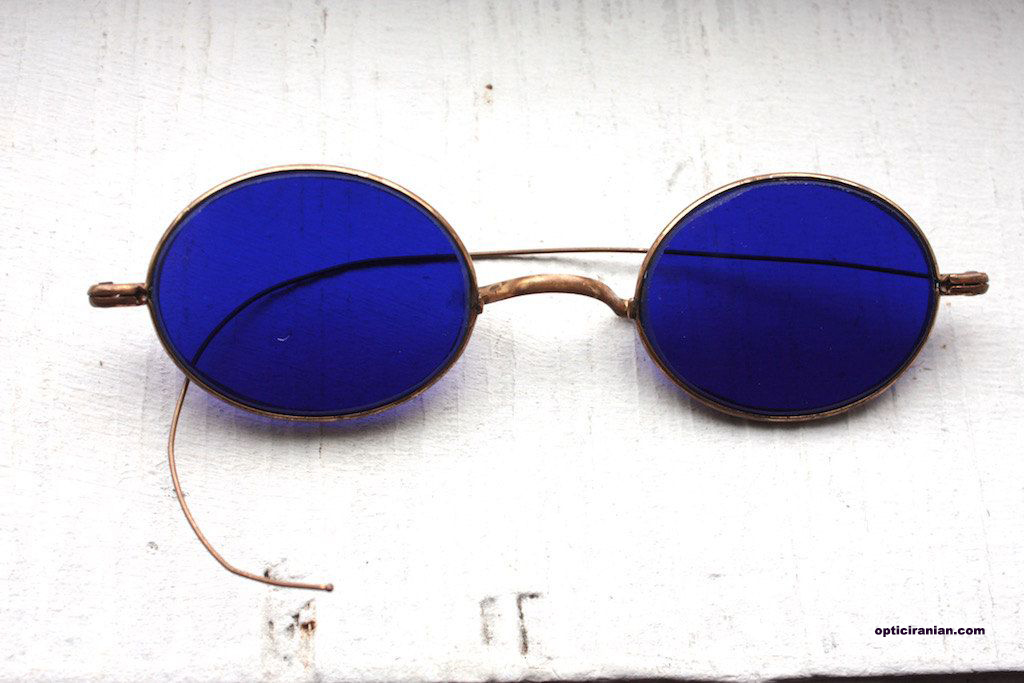 عینک آفتابی با عدسی های آبی تیره در اواخر قرن 18 ایتالیا